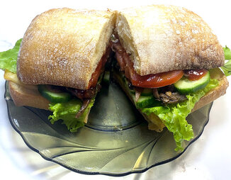 Вкусный вегетарианский сэндвич из чиабатты