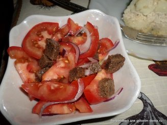Хлебный салат с помидорами и луком