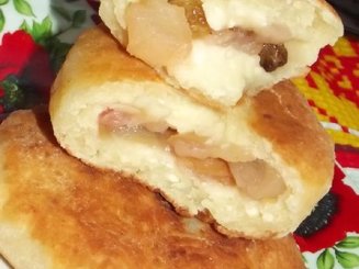 Сырники с начинкой из яблок и изюма