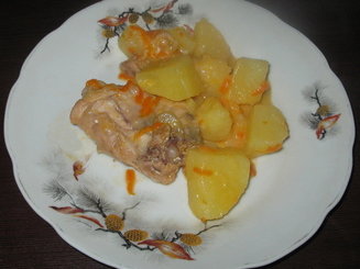 Курица с картофелем, тушенная в сметане