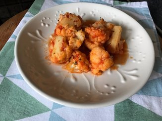 Цветная капуста, тушенная с томатами