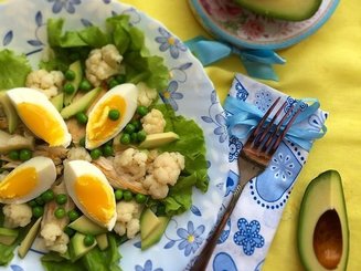 Салат "Скромный" (с авокадо , цветной капустой и...)