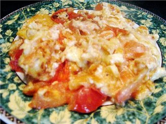 Яичница с помидорами и сыром
