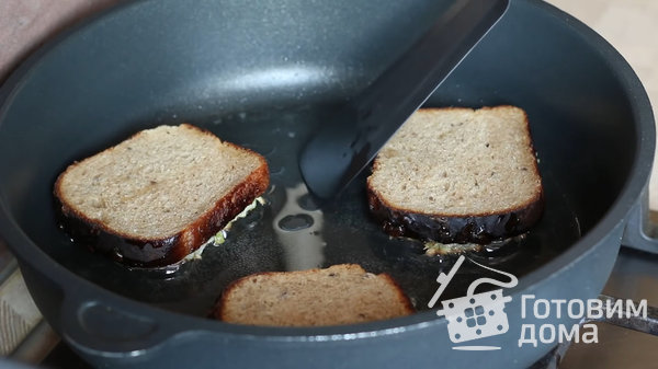 Жареные бутерброды с луком - горячий завтрак фото к рецепту 2