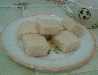 Лимонный манник с вишневым соусом