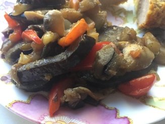 Баклажаны с грибами и овощами
