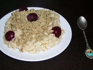 Овсяная каша с халвой и малиной