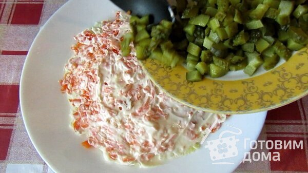 Слоеный салат с индейкой и сыром фото к рецепту 1