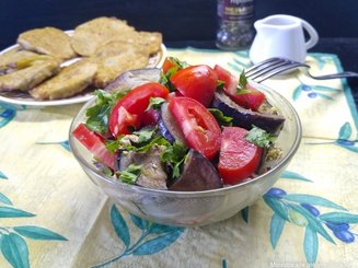 Салат с томатами и баклажанами
