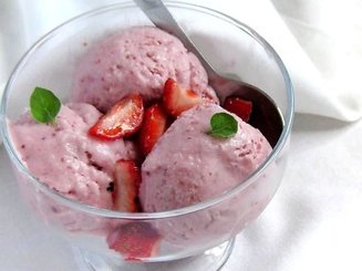 Сливочное мороженое с запечённой клубникой и мёдом