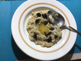 Овсяная каша с изюмом и мёдом от английских пенсионеров