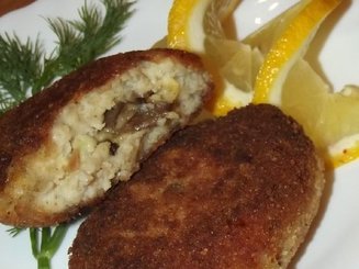 Нежные рыбные котлеты с грибами и сыром
