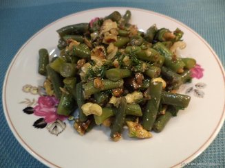 Салат из стручковой фасоли с грецкими орехами