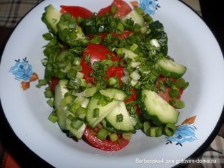 Салат из помидор с огурцами - что может быть нового?