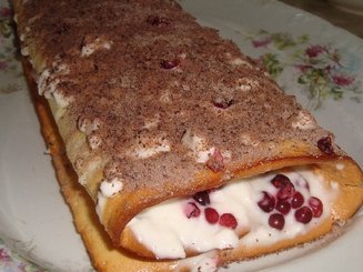 Рулет с суфле и брусникой