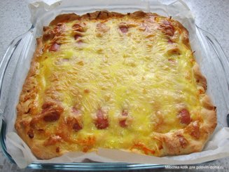 Пирог с кислой капустой и сосисками