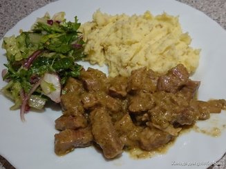 Бефстроганов с маринованными огурцами и каперсами