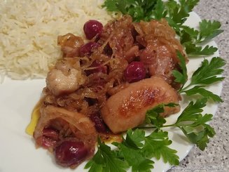 Курица в луково-вишнёвом соусе с рисом