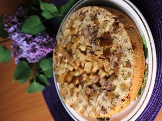 Пирог из цельнозерновой муки с яблоками, курагой и орехами