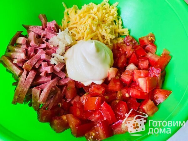 Салат с копченой колбасой, помидорами и сыром фото к рецепту 2