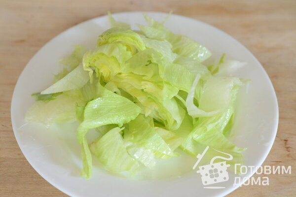 Салат из овощей с соусом Цезарь фото к рецепту 4