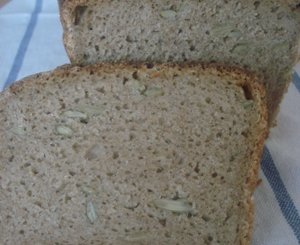 Хлеб со смешанной мукой и семечками на ржаной закваске