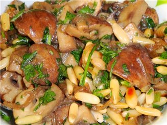 Шампиньоны жареные с кедровыми орешками