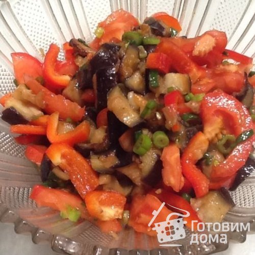 Салат из жареных баклажанов и свежих овощей