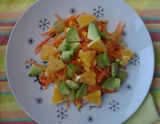 Салат с кукурузой, авокадо и овощами