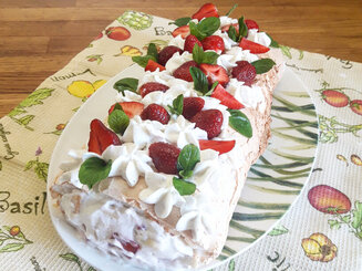 Меренговый Рулет к чаю с Клубникой и Бананом
