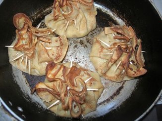 Блинные мешочки с начинкой из курицы с сыром