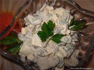 Яичный салат с зеленью, солеными огурцами и брынзой