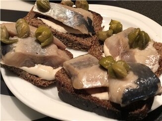 Smørrebrød - Датский бутерброд с селёдкой и каперсами
