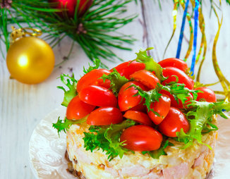 Салат с копченой курицей и помидорами "Яркий праздник"