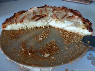 Яблочный пирог с творожным кремом и карамельным соусом