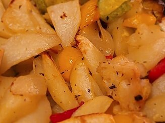Картофель маринованный и запеченный в духовке с овощами