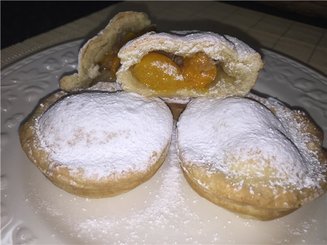 Маленькие пирожные с физалисом
