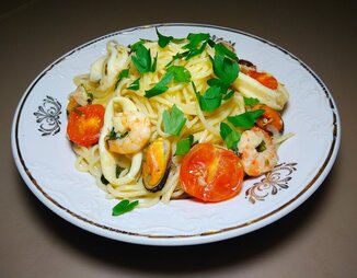 Спагетти с морепродуктами в белом вине