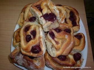 Творожные улитки начинённые пудингом и вишней