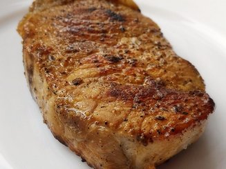 Стейк из свиной корейки в пряном маринаде