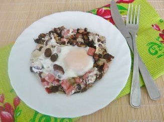 Запечённая фасоль с яйцом