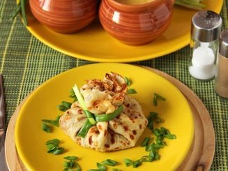 Блинные мешочки с курицей и грибами