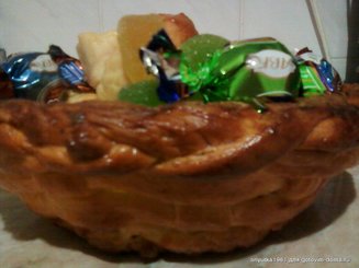 Корзинка с сахарными булочками и мармеладом