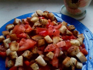 Салат из помидоров с прованскими крутонами