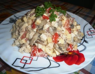 Салат с курицей, сыром, грибами и помидорами