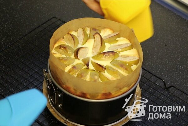 Творожная запеканка с яблоками и курагой фото к рецепту 10