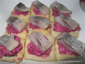 Слойки со свекольной начинкой и селедкой
