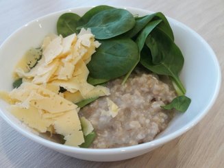 Овсяная каша со свежим шпинатом и сыром