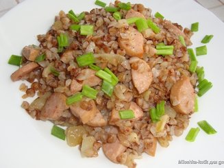 Гречка с сосисками и грибами