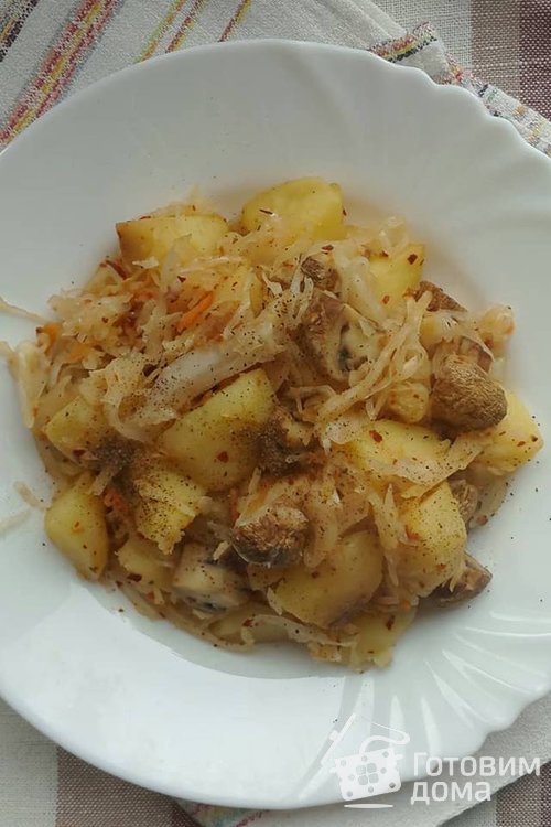 Острый картофель c грибами и квашеной капустой